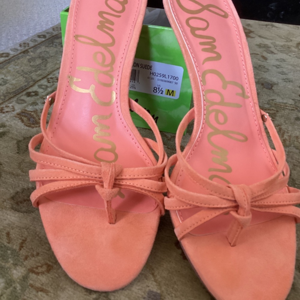 NEW NEVER WORN  SANDAL